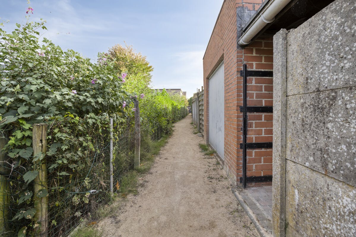 huis te koop in centrum Turnhout met wegenis achteraan  foto 27