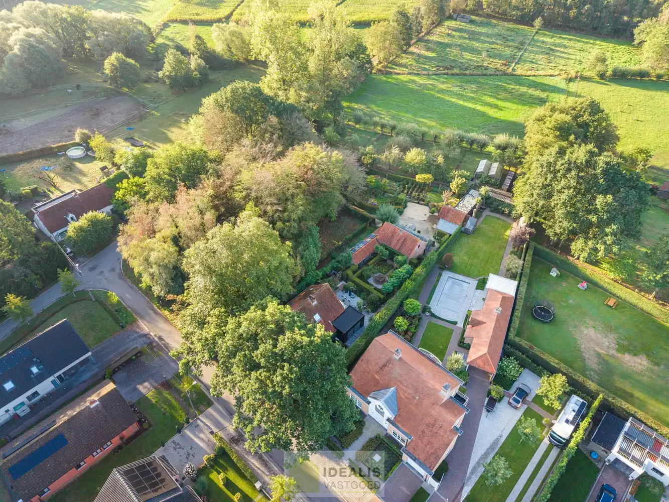 IDYLLISCH GELEGEN BIJZONDERE EIGENDOM BESTAANDE UIT RIANT WOONHUIS, APART BEWOONBAAR BIJGEBOUW EN ATELIER OMGEVEN DOOR EEN SCHITTERD AANGELEGDE TUIN EN WEILAND. Het domein is toegankelijk zowel aan de mooie Urnenveldstraat doch ook via een uitzonderlijk mooie oprijlaan toegankelijk langs de boszijde van het perceel. Deze vrijstaande woning, gebouwd in 1986, beschikt over een sfeervolle leefruimte in vol contact met de tuin en biedt een heerlijke atmosfeer dankzij de centraal geplaatste speksteenkachel. Op de verdieping beschikt de woning over slaapkamers en sanitair. Een absolute meerwaarde is het afzonderlijk volledig ingericht bijhuisje, centraal op het perceel, voorzien van alle woonfaciliteiten. Verder is er de mogelijkheid om wonen/werken te combineren via het knap afgewerkte atelier, met vergezicht op het eigen weiland. Geschikt voor kandidaten op zoek naar een ruime en instapklare parel met een idyllische uitstraling! foto 55