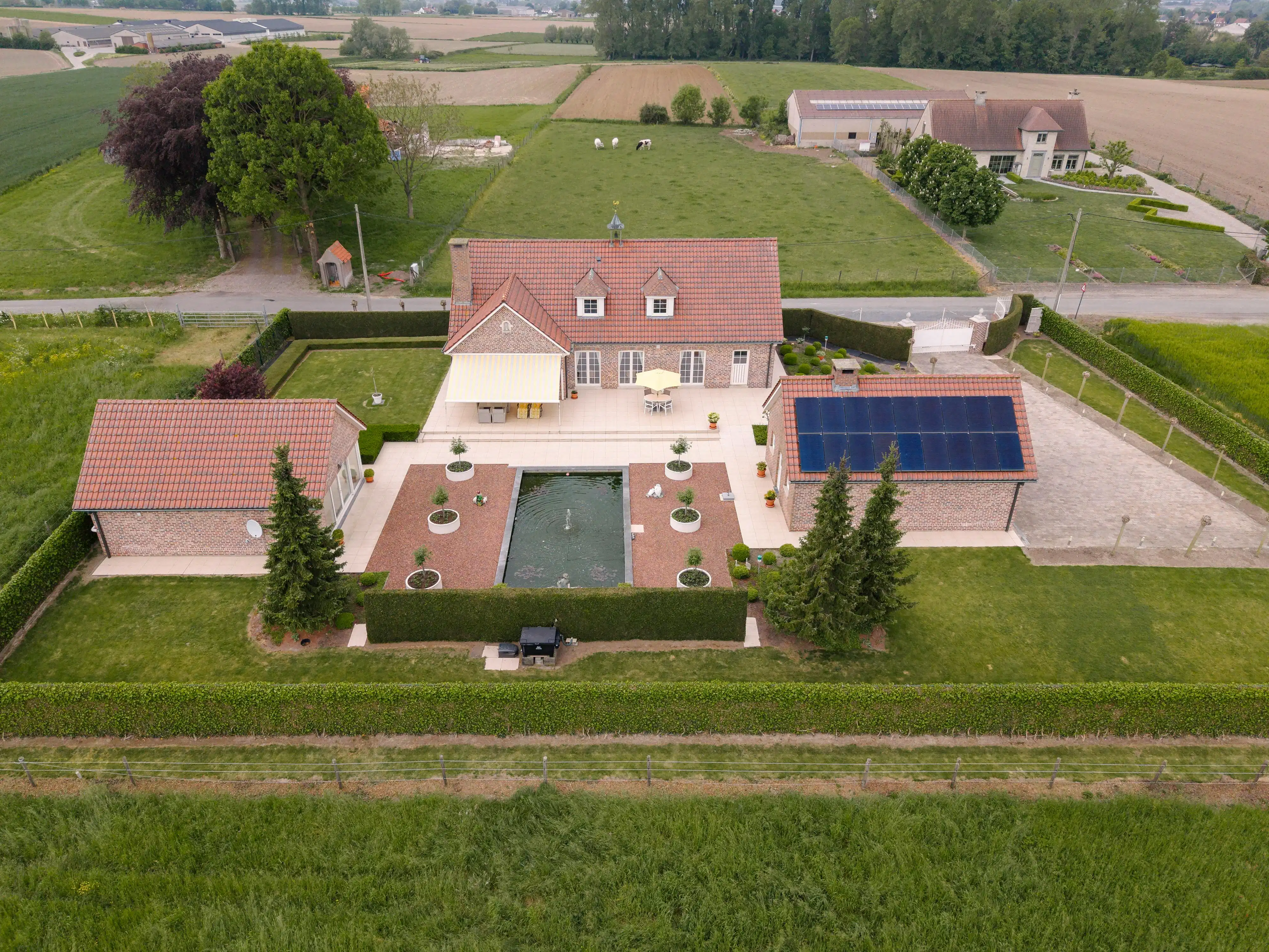 Landelijke villa met bijgebouwen op rustige, groene ligging foto 6
