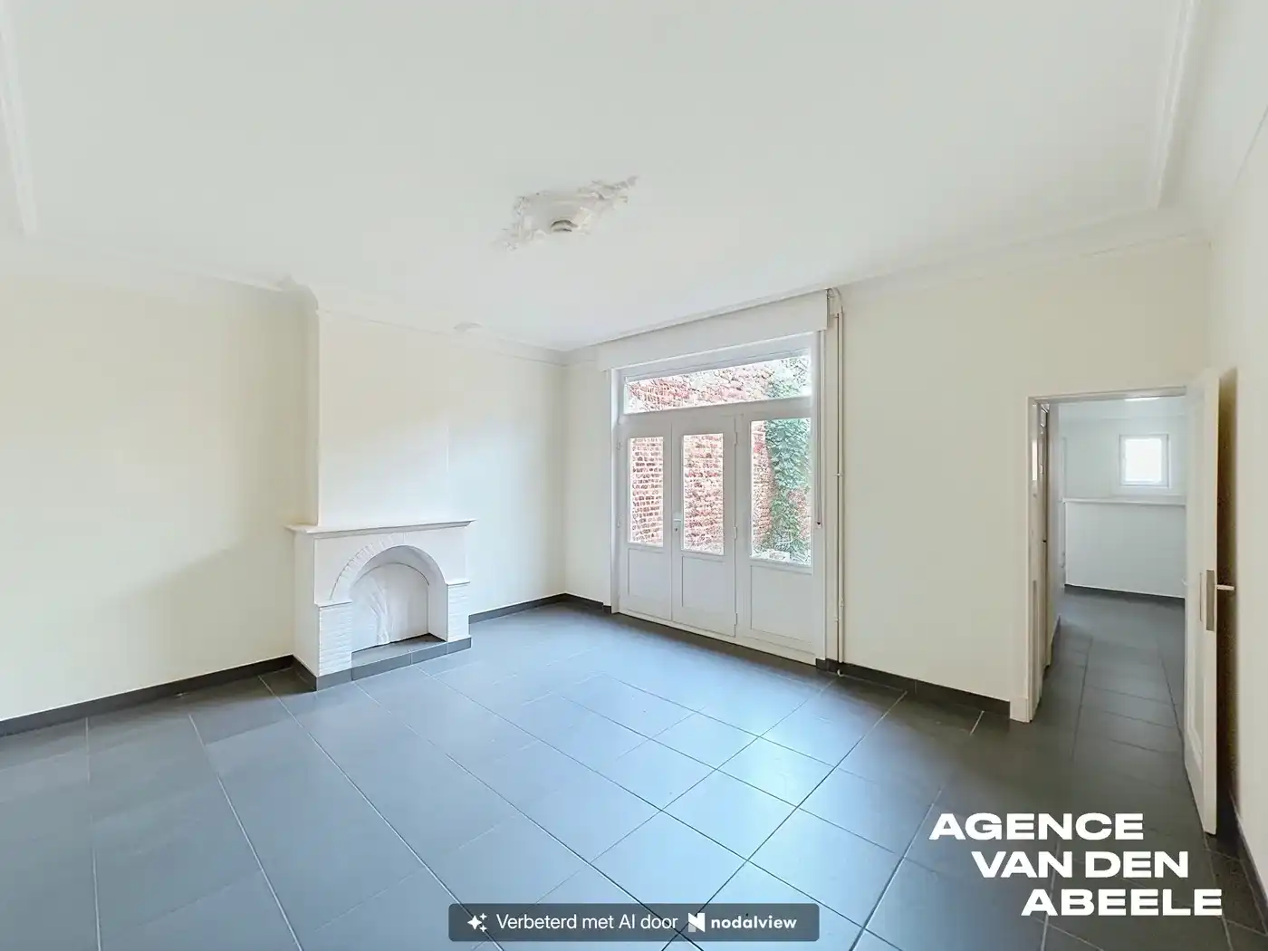 Zeer ruime burgerswoning met 4 slaapkamers en groot terras nabij de Smedenpoort   foto 3