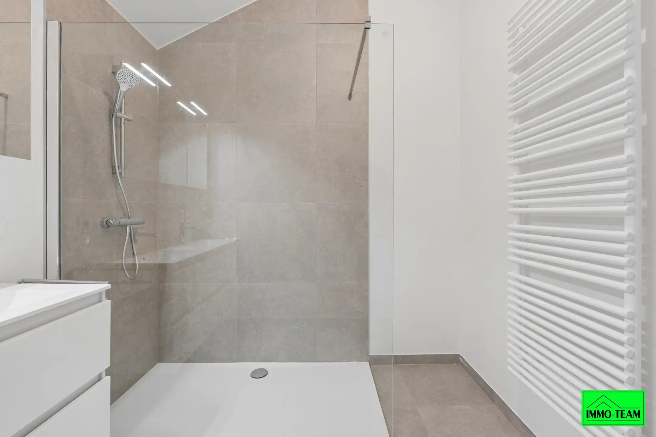 Nieuwbouwappartement met terras en autostaanplaats foto 12