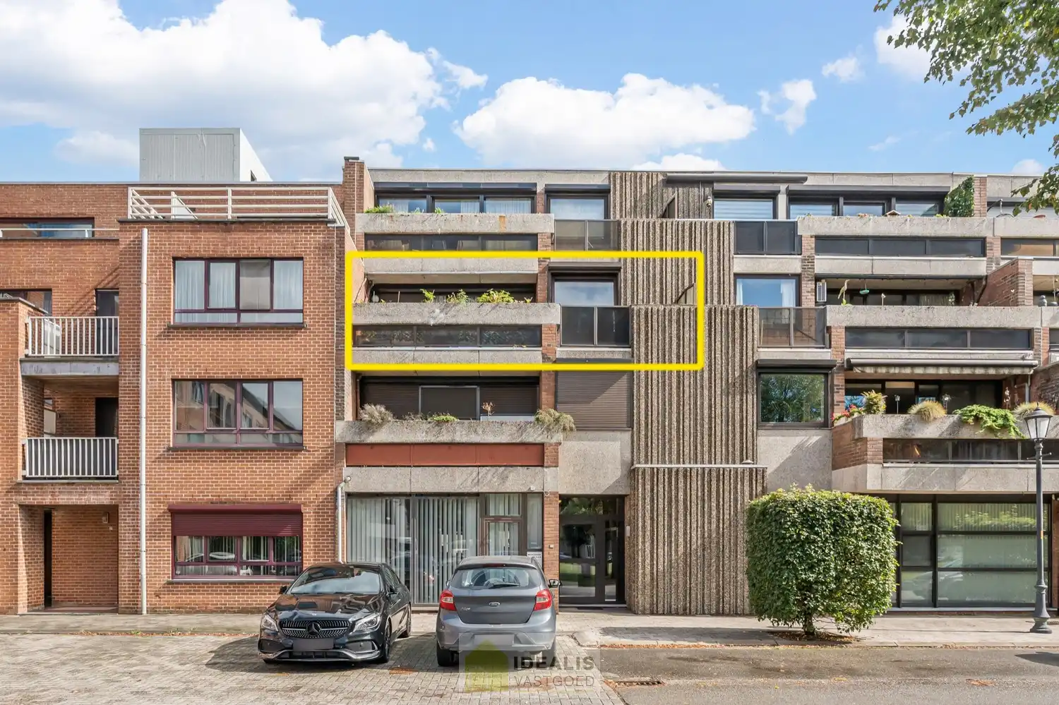 IDEALIS VASTGOED – CENTRAAL, DOCH ZEER RUSTIG GELEGEN 3-SLPKMR APPARTEMENT IN HET CENTRUM VAN HEPPEN (LEOPOLDSBURG)! – Correct onderhouden appartement van ca. 100m² op de tweede verdieping met een aangename leefruimte met aansluitend keuken, 3 slaapkamers, bergruimte en badkamer. Het appartement beschikt tevens over een privatieve kelder en aparte garagebox. Geschikt voor zij die zoeken naar betaalbaar wonen in het centrum van Heppen. foto {{pictureIndex}}