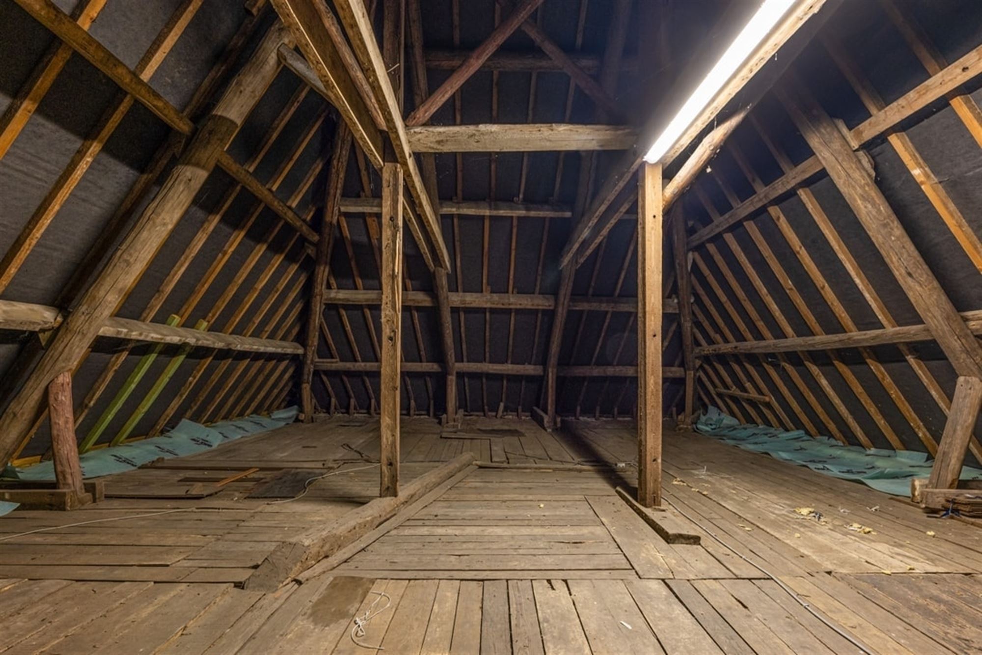 RUSTIG GELEGEN GEZINSWONING MET VEEL POTENTIEEL EN VOOR ACHTERGELEGEN TUIN IS EEN CONCESSIE MOGELIJK  foto 26