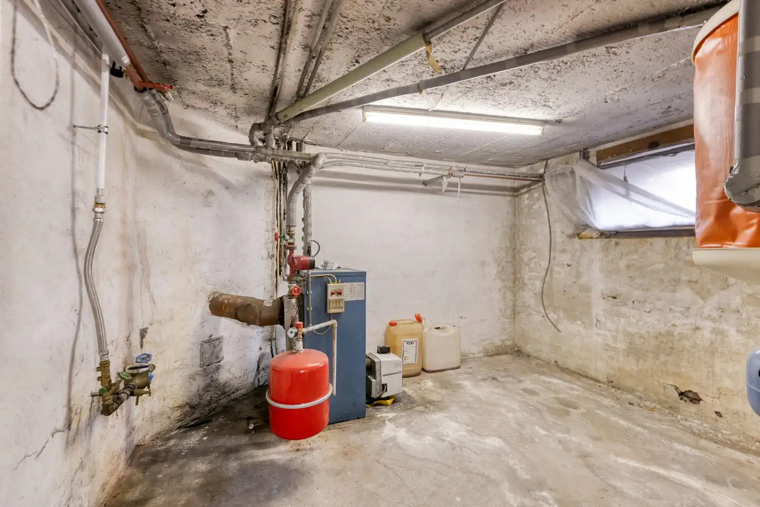 Te renoveren rijwoning met veel potentieel in hartje Genk foto 27