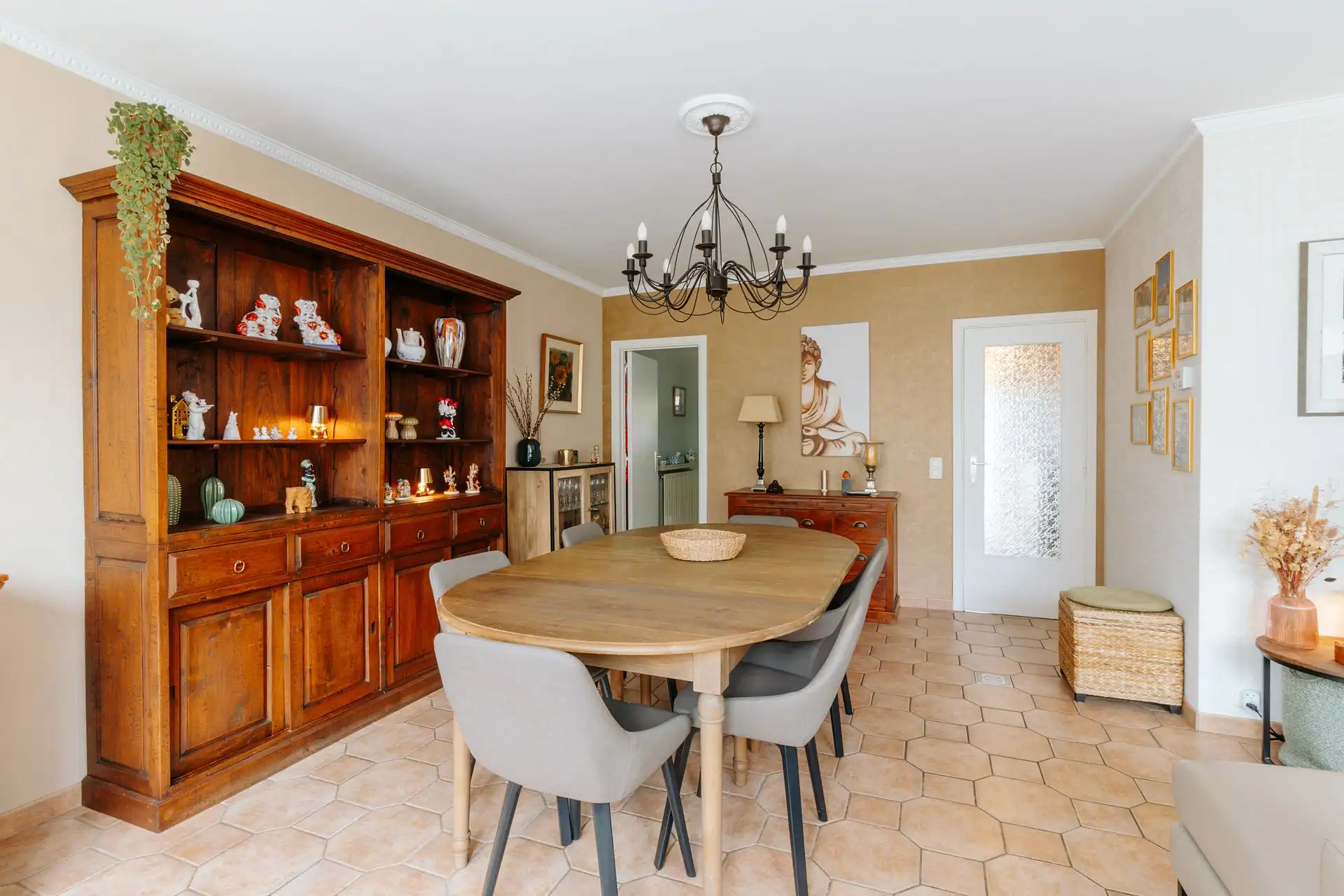Gezinswoning met vier slaapkamers + tuin en garage foto 5