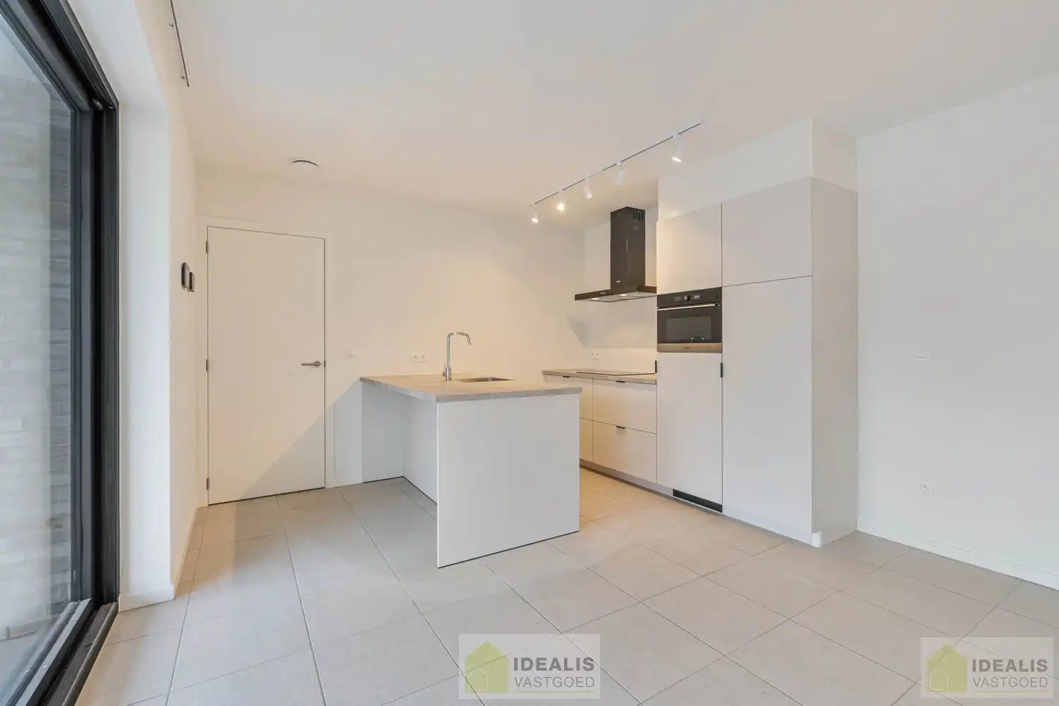 PRACHTIG INSTAPKLAAR NIEUWBOUWAPPARTEMENT MET AUTOSTAANPLAATS EN KELDERBERGING MIDDEN IN HARTJE LOMMEL, EEN AANGENAME LEEFRUIMTE MET OPEN KEUKEN EN AANSLUITEND AAN TERRAS, BERGRUIMTE, 2 SLAAPKAMERS EN RUIME BADKAMER. foto 3