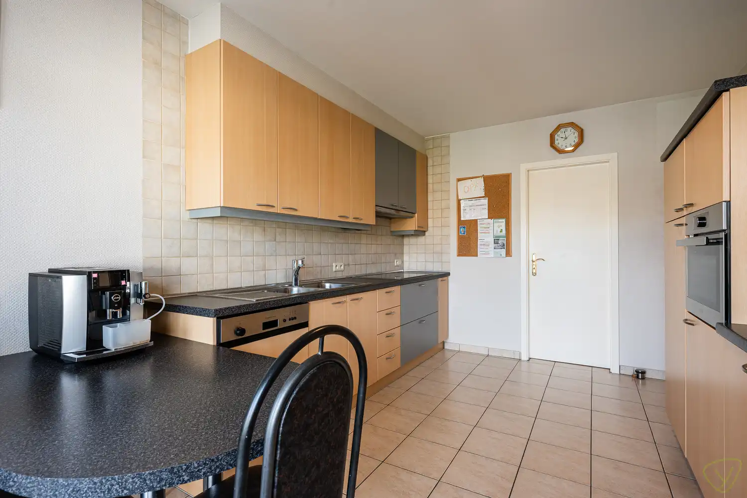 Prachtig en ruim hoekappartement in een rustige residentie nabij de Markt van Eeklo! foto 11