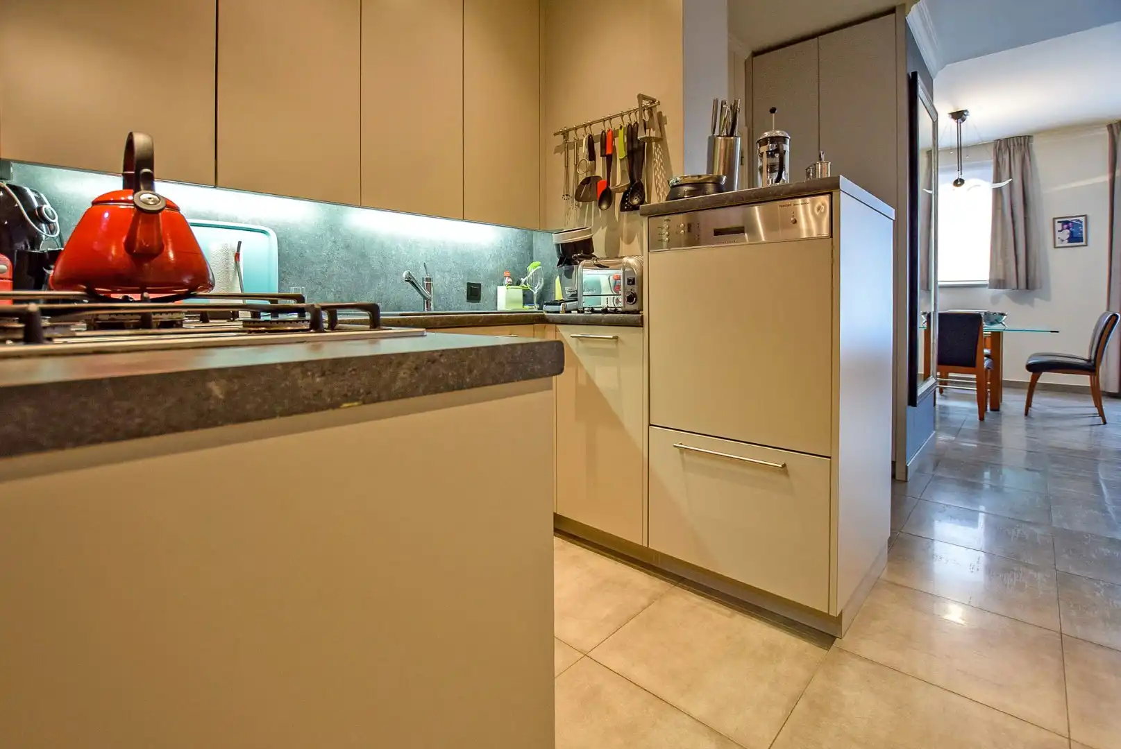 Prachtig onderhouden gelijkvloersappartement van maar liefst 175m² gelegen op 50m van het strand te Sint-Idesbald. foto 6