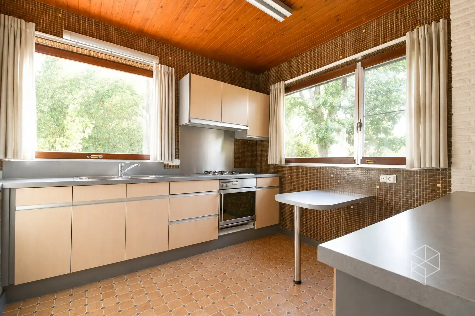 Centraal gelegen gelijkvloerse woning met royale tuin op 1636m² foto 9