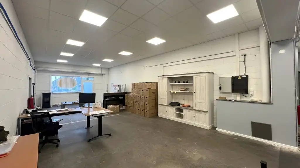 Magazijn met rolbrug en kantoren nabij N47 in Zele foto 11