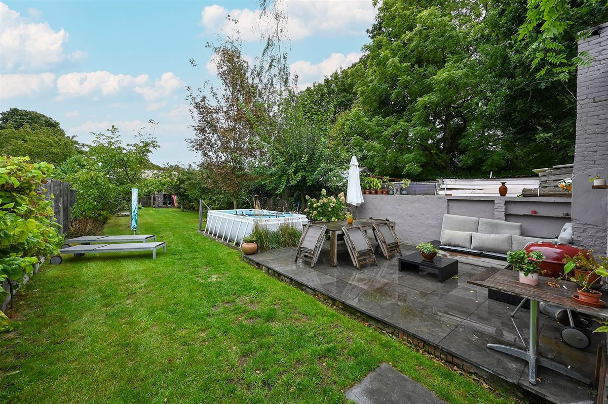 Geheel gerenoveerde gezinswoning met ruime garage foto 29
