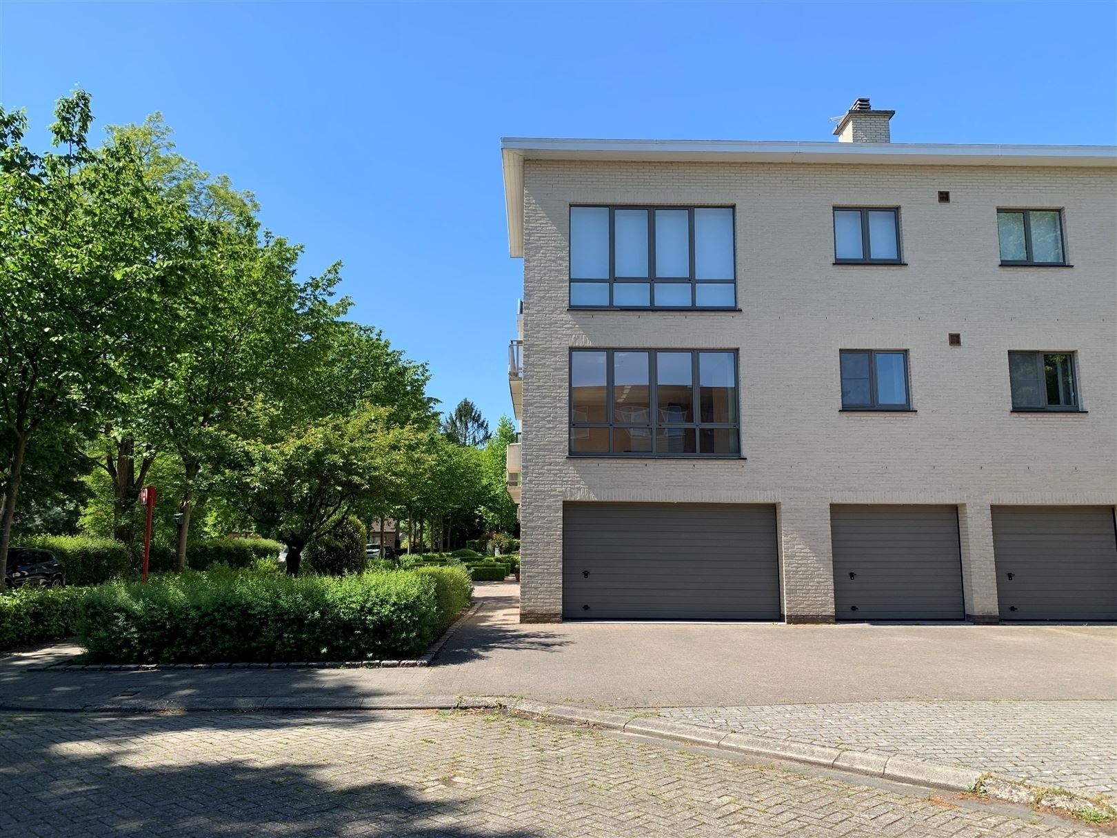 Ruim appartement met inpandige garage en terras foto 13