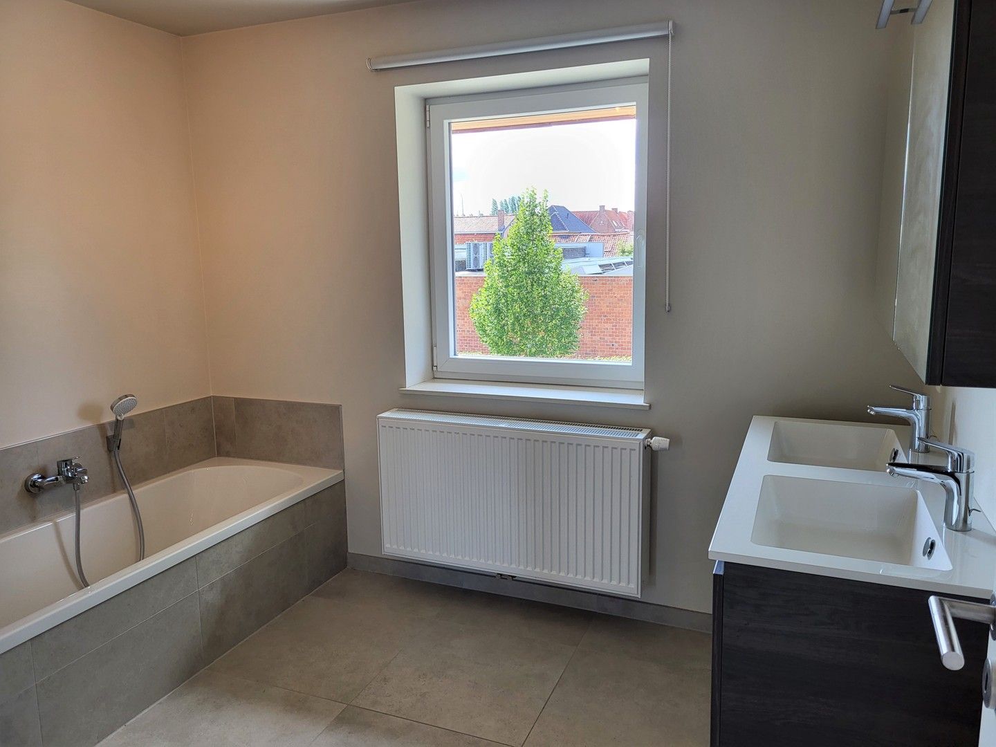 Halfopen woning in rustige straat foto 8