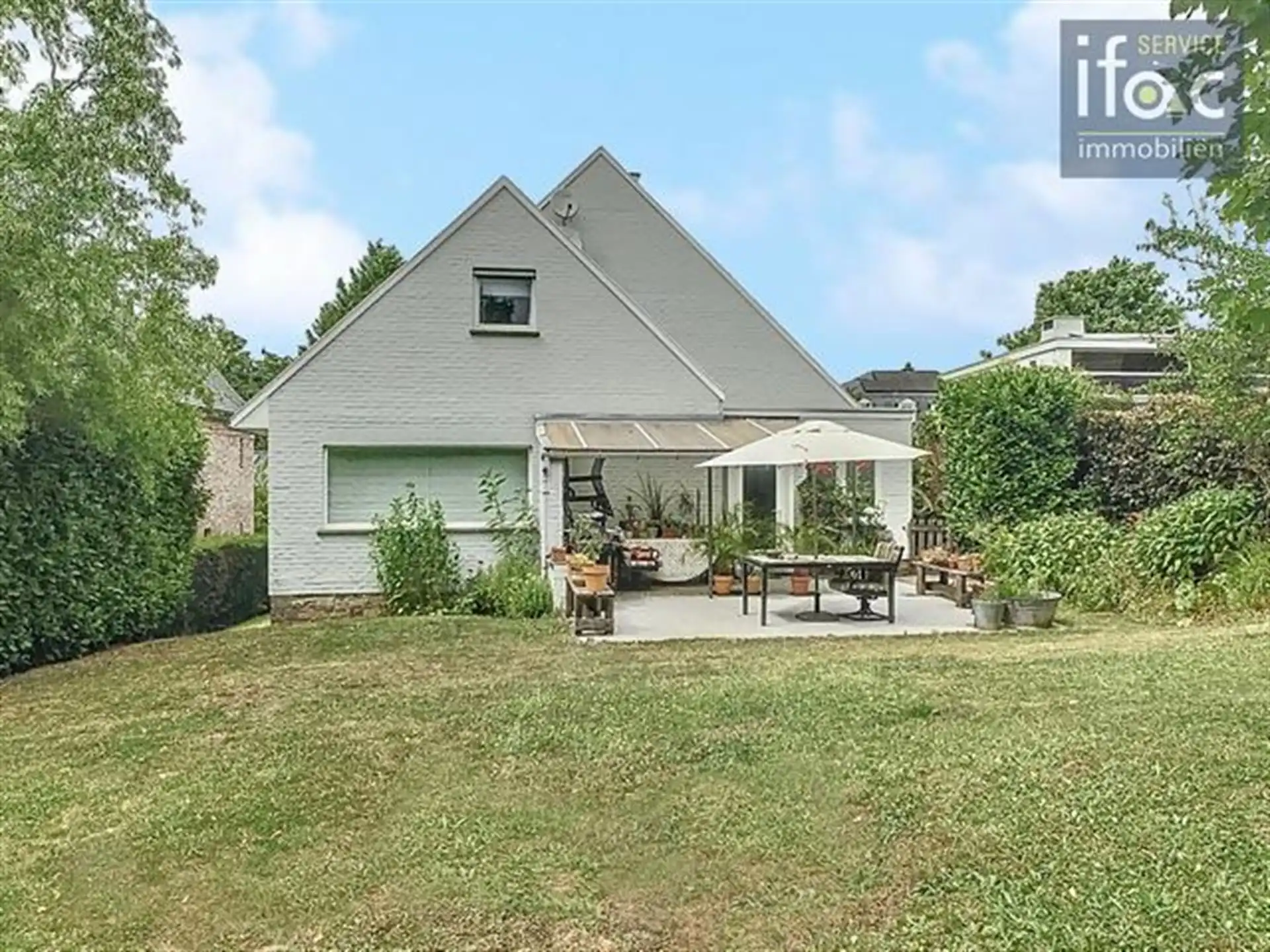 Hoofdfoto van de publicatie: Prachtige villa op toplocatie, 6 slaapkamers en 2 badkamers