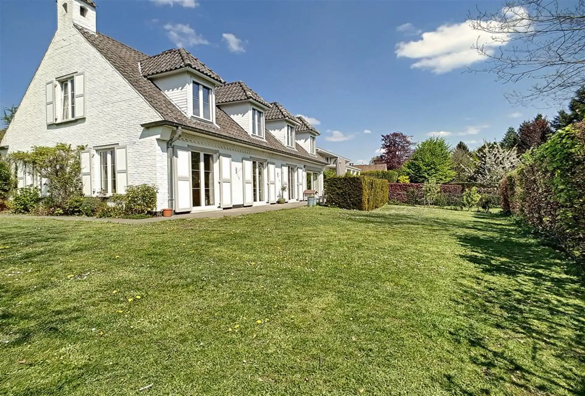 Residentieel gelegen villa foto 12