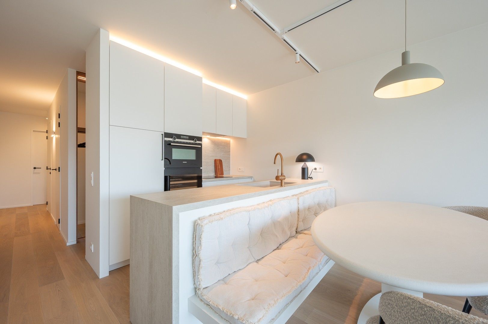 Volledig gerenoveerd appartement met zuidgericht terras heel centraal gelegen op de Kustlaan. foto 9