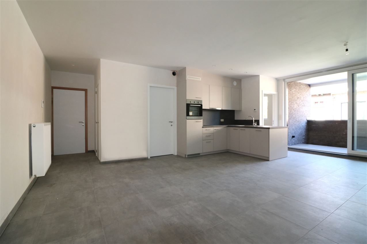 Heel recent gebouw, lift, terras, garage, 1 grote slpk. foto 3
