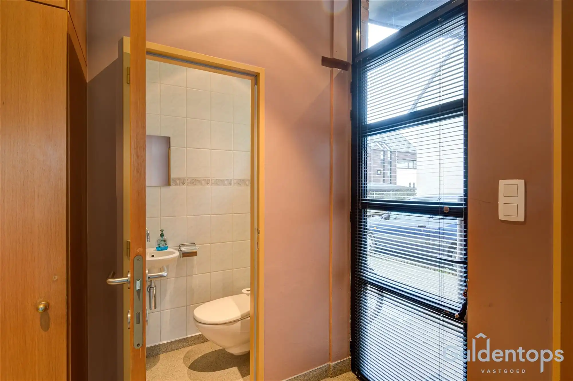 Zeer ruime instapklare half open woning met zwembad foto 14