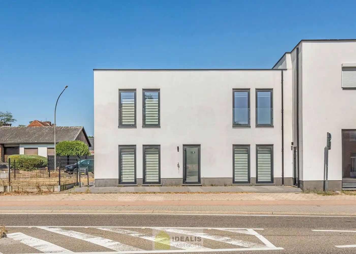 IDEALIS VASTGOED – AANGENAME INSTAPKLARE ÉÉNGEZINSWONING NABIJ HET CENTRUM VAN HEPPEN (LEOPOLDSBURG)! De woning omvat 141m² netto bewoonbare oppervlakte met een fijne leefruimte, 3 slaapkamers, eetkamer, dressing en badkamer!! Zeer geschikt voor kandidaten op zoek naar een instapklare woning met een vlotte bereikbaarheid van woonkernen als Heppen, Leopoldsburg, Beringen en Ham, tevens een vlotte verbinding naar autosnelweg E314! foto 2