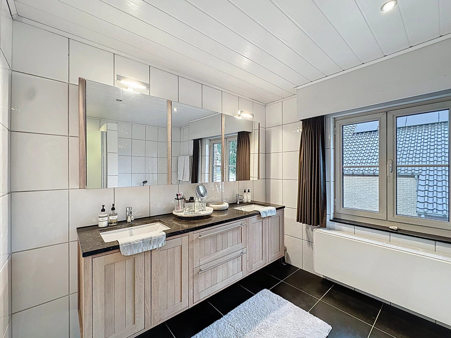 Prachtige landelijke gelegen vrijstaande woning uit 2001, gelegen op een perceel van 16a 43ca. Deze woning biedt comfort, ruimte en privacy met hoogwaardige afwerking en moderne gemakken. foto 33