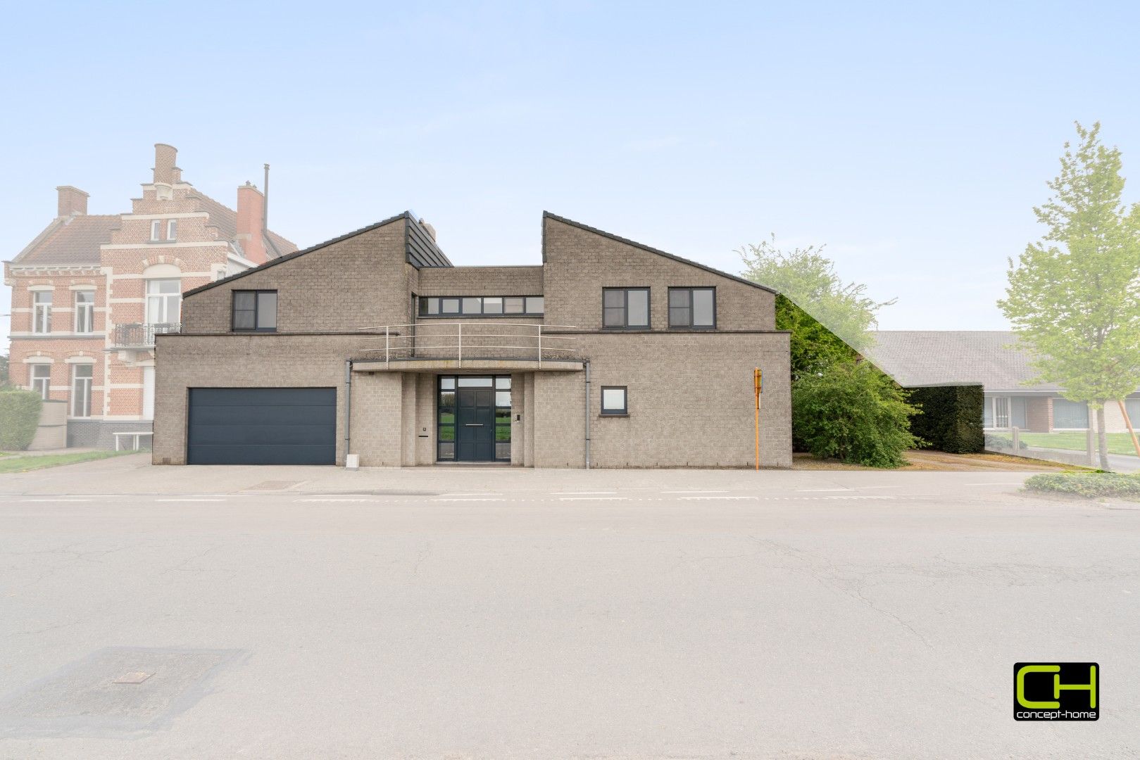 Villa met woonst en praktijkruimte te koop in Beke foto {{pictureIndex}}