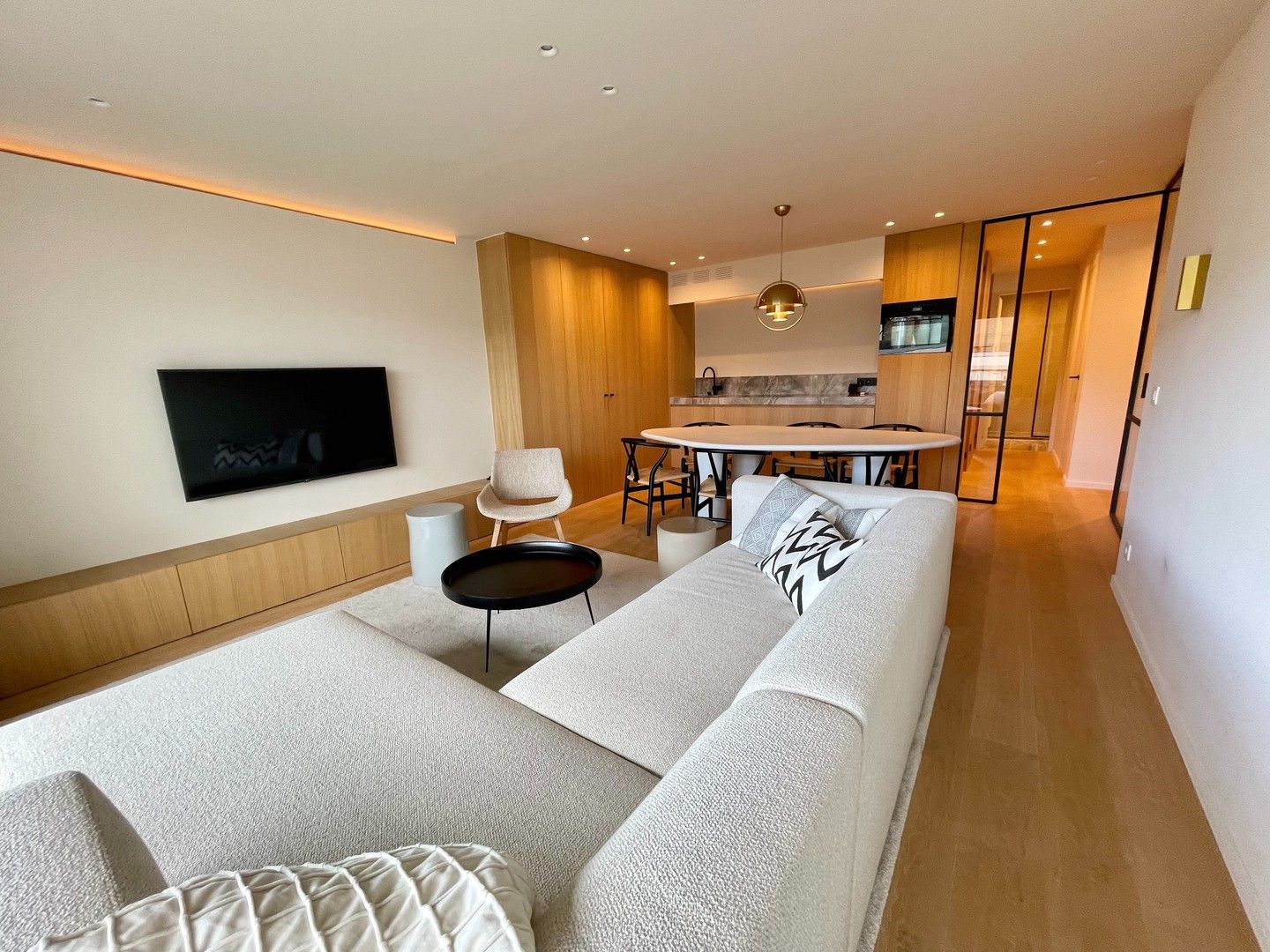 Prachtig afgewerkt, gemeubeld twee slaapkamer appartement heel goed gelegen op de Kustlaan. foto {{pictureIndex}}