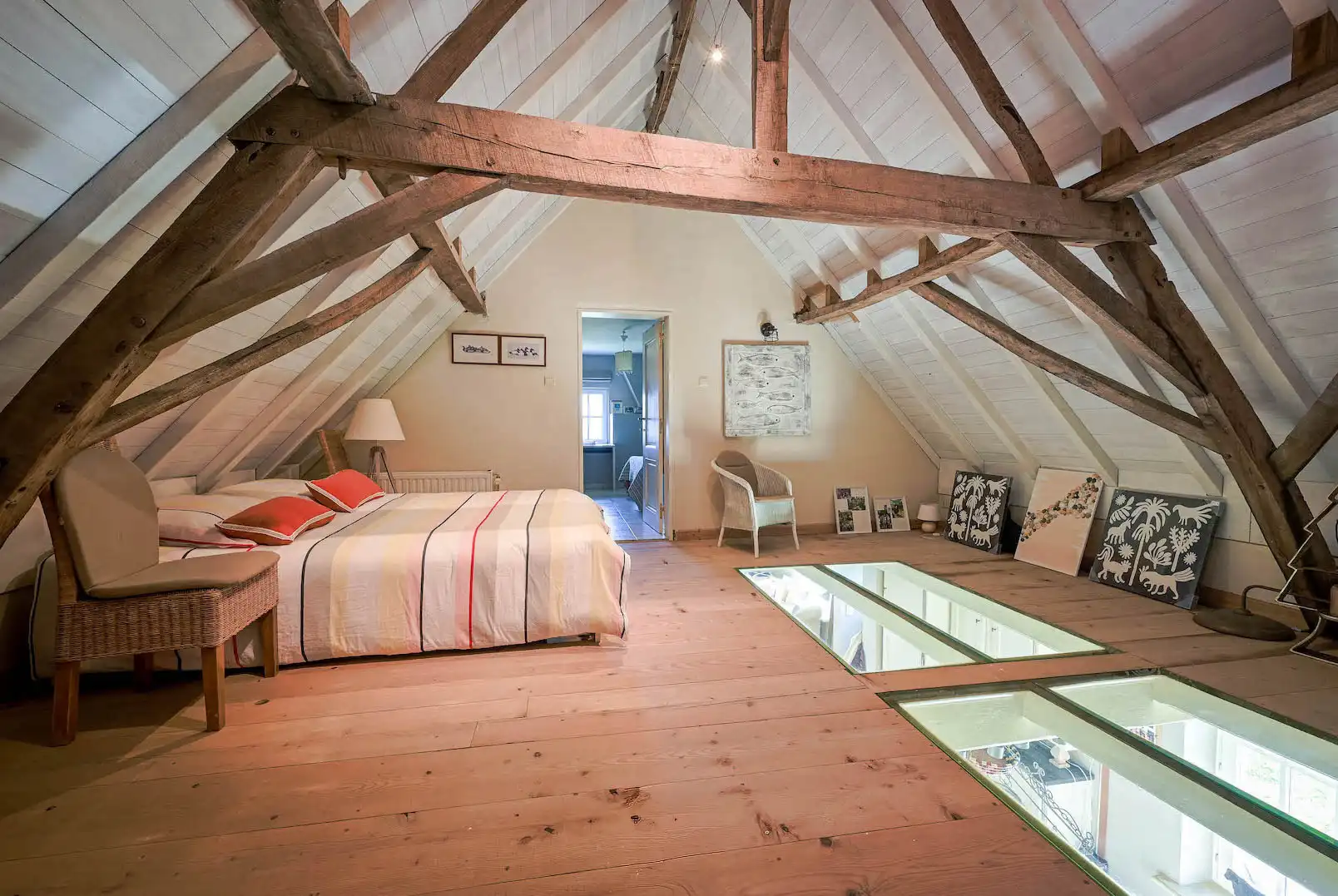 Idyllisch gelegen landgoed, voormalige hoeve, met karakterwoning, vakantieverblijf/boutique B & B met 6 vergunde kamers, parking en weide op circa 1 ha foto 25