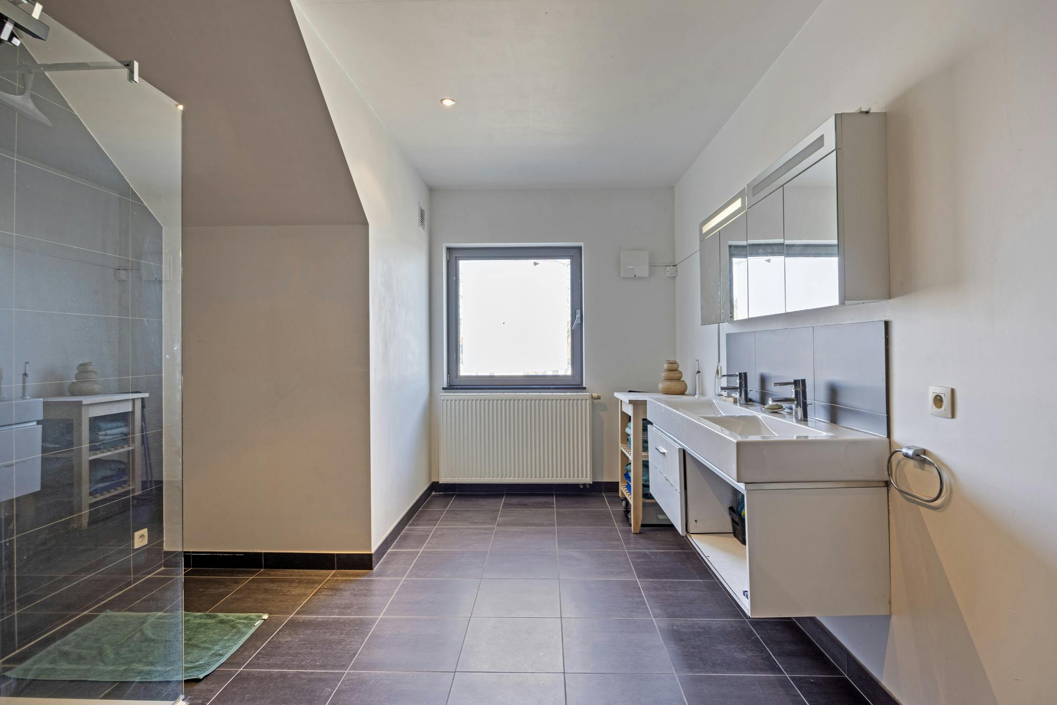Appartement met groot terras te koop in Maasmechelen foto 15