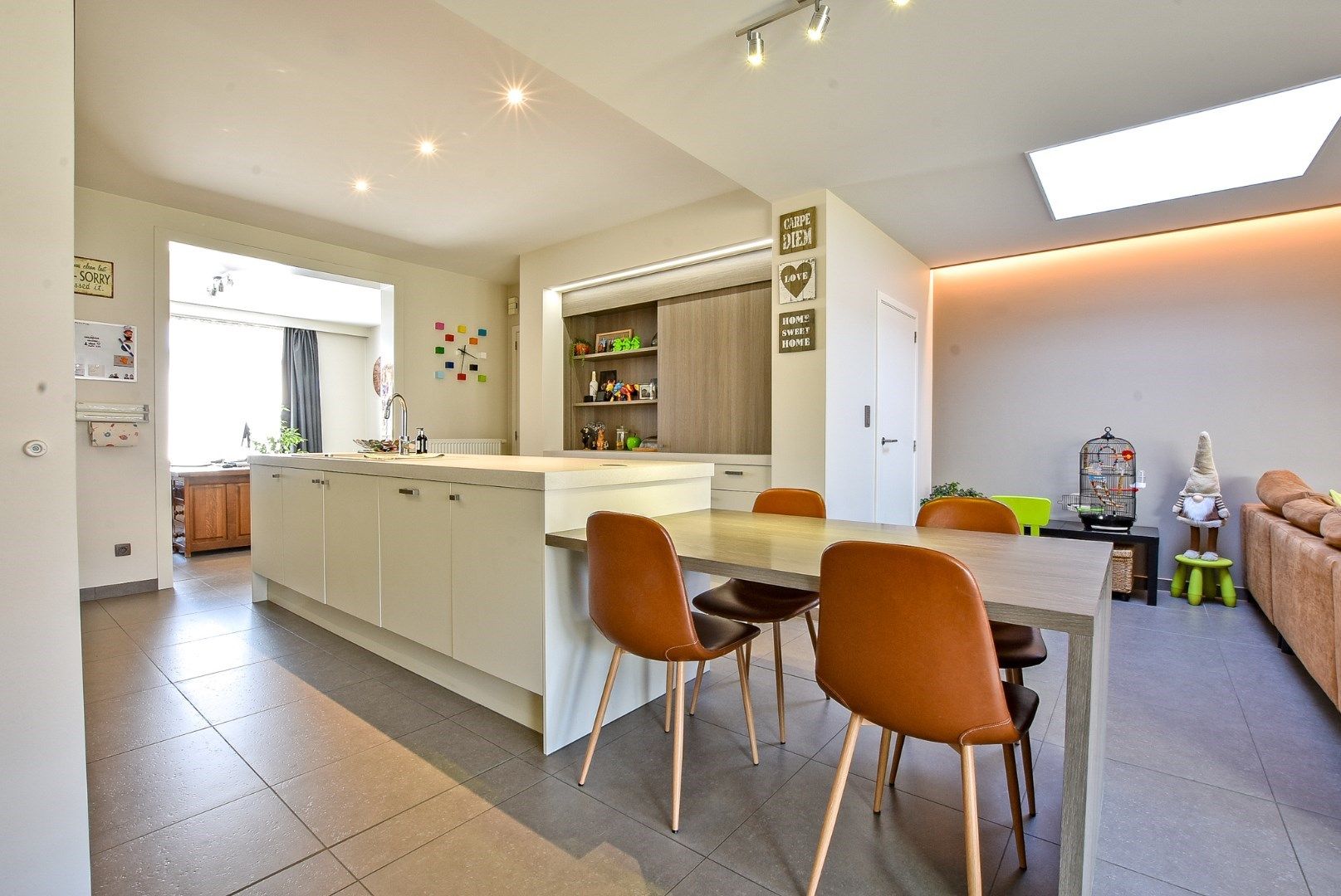 Stijlvol gerenoveerde woning met 4/5 slaapkamers en 2 garages te Diksmuide! foto 6