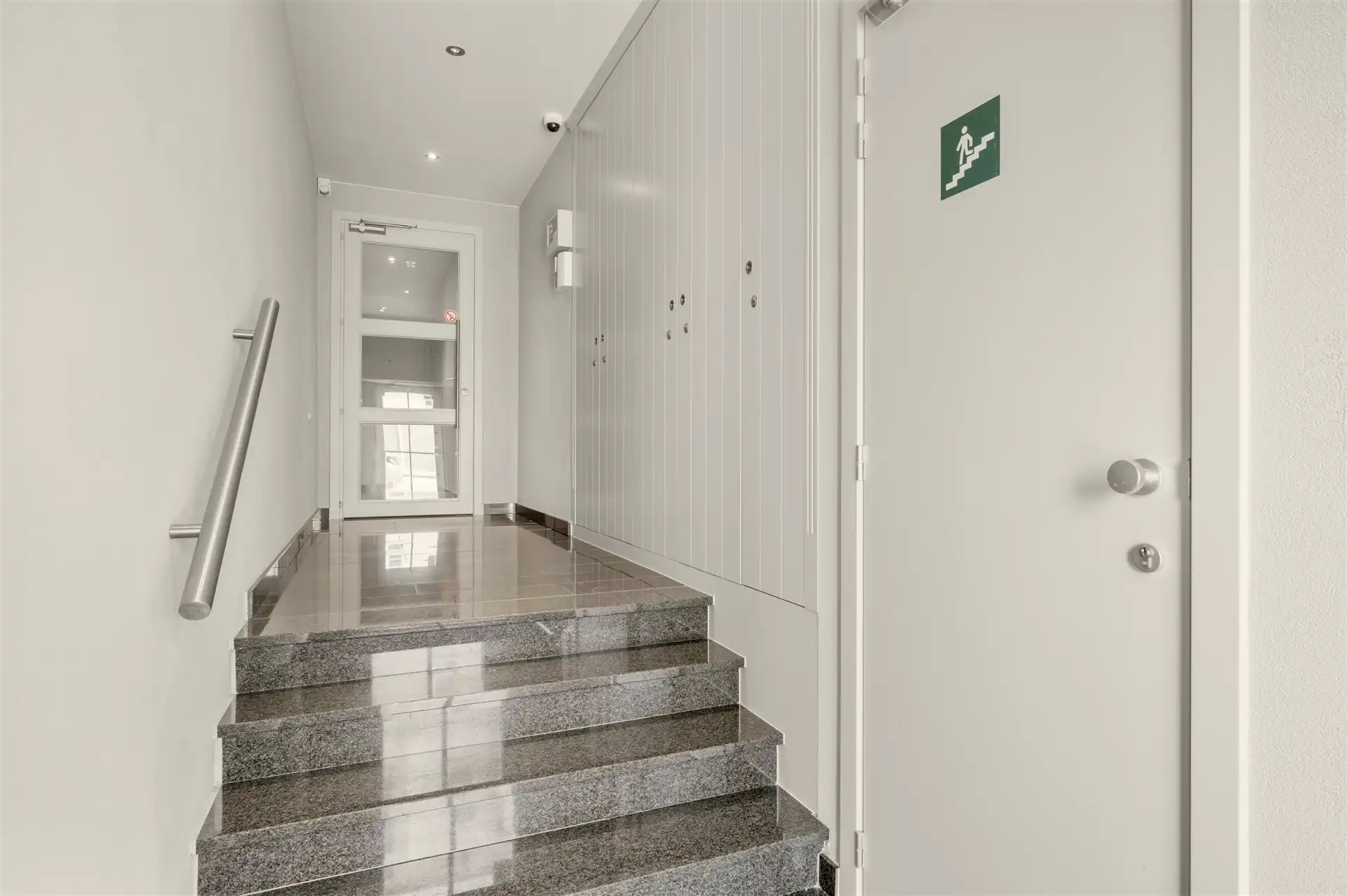 Prachtig gelijkvloers hoekappartement met 2 slpks foto 4
