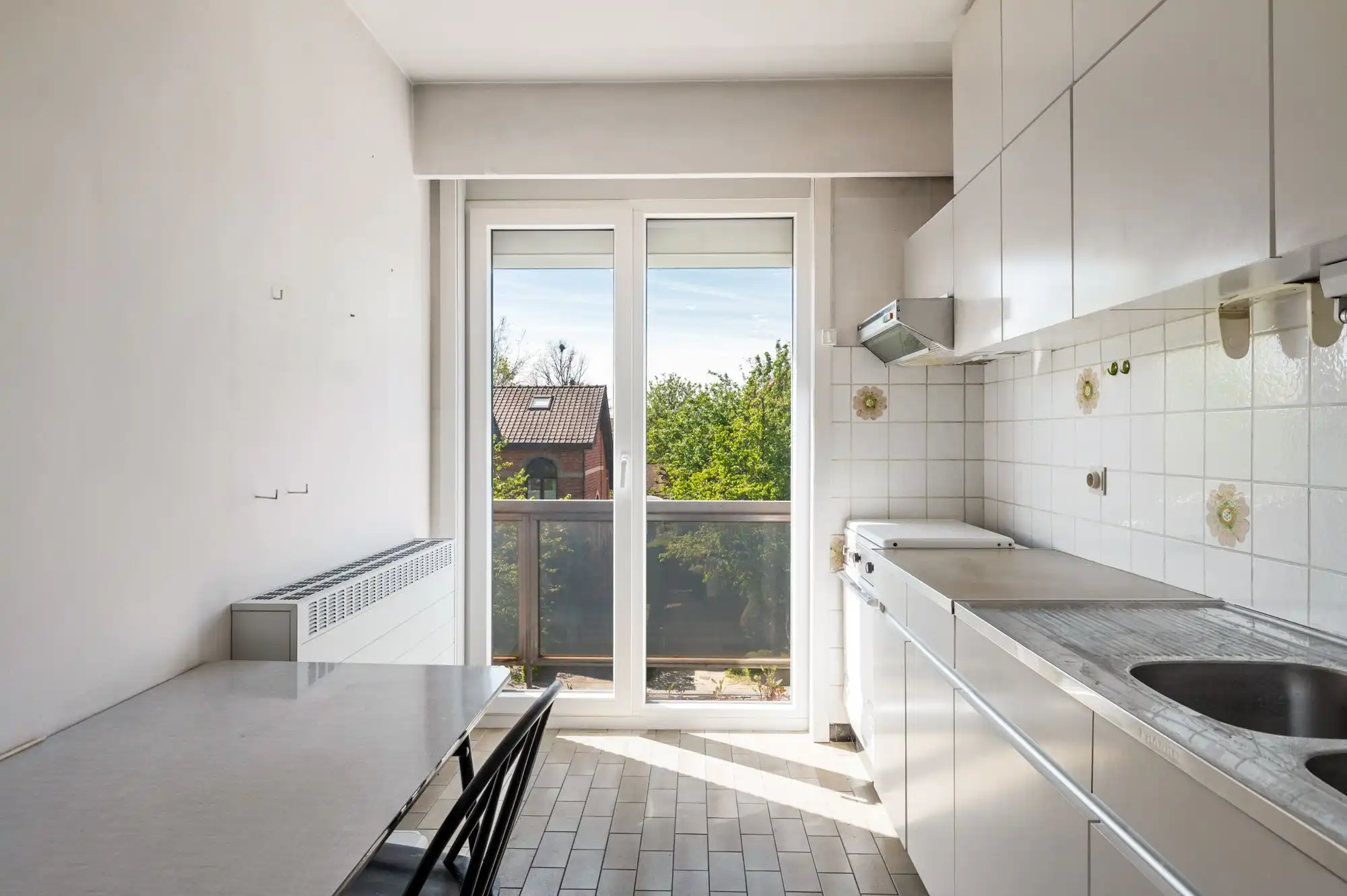 Lichtrijk appartement met sixties vibe en garagebox – ideaal renovatieproject! foto 9