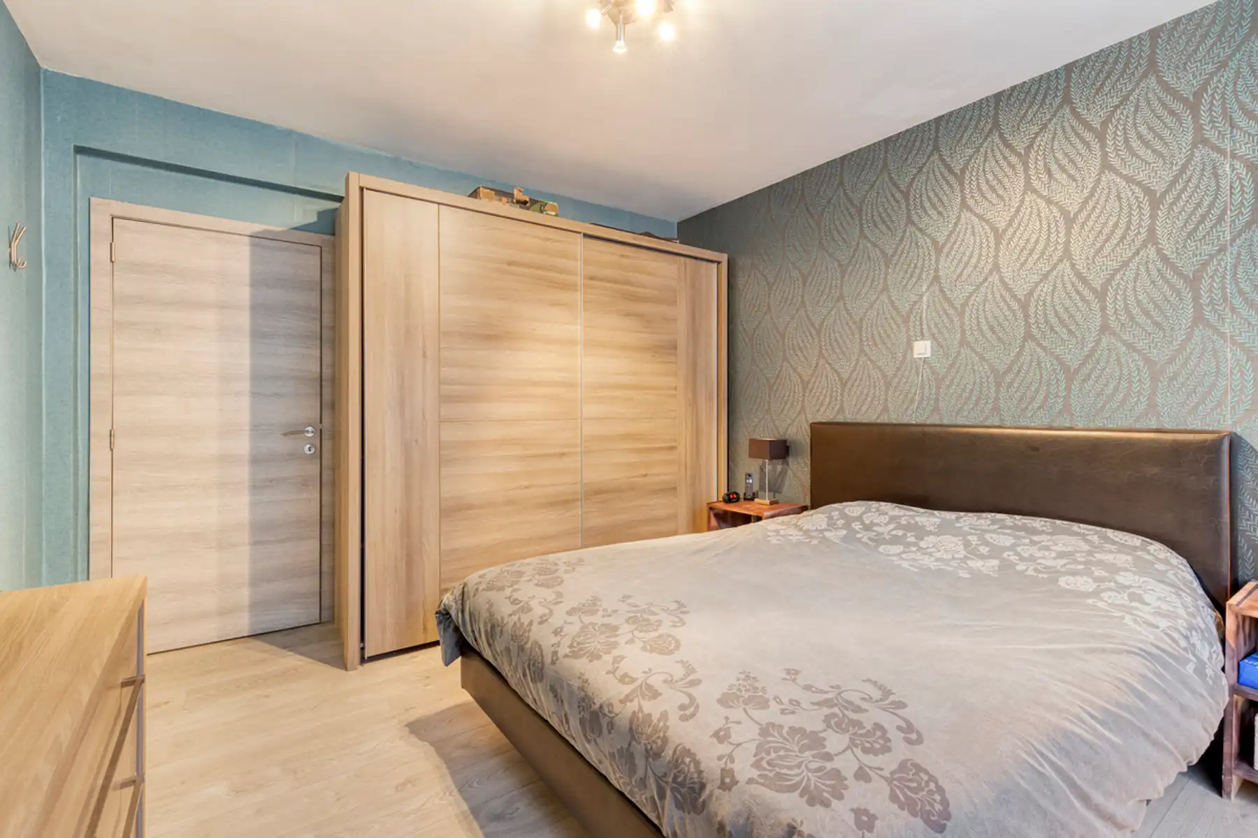 Leemans Immobiliën biedt u dit instapklare gelijkvloers appartement aan, gelegen op een uitstekende centrale locatie in het hart van Zellik foto 11