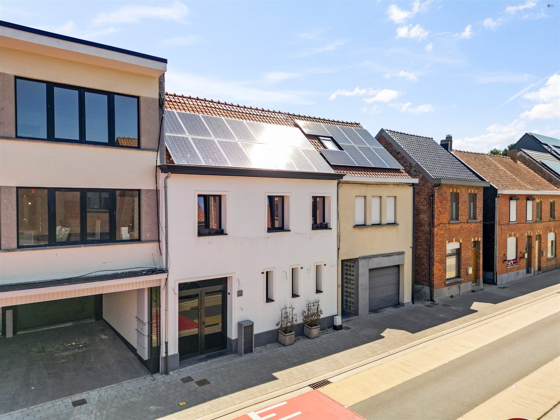 Hoofdfoto van de publicatie: Deels gerenoveerde rijwoning te centrum Stekene
