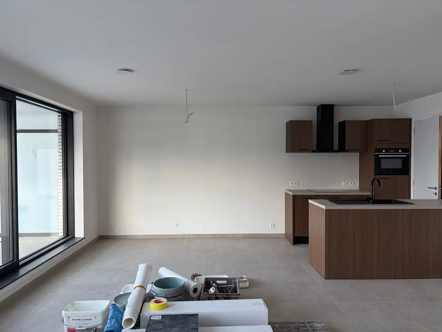 Instapklaar nieuwbouwappartement met 2 slaapkamers en terras. foto 3