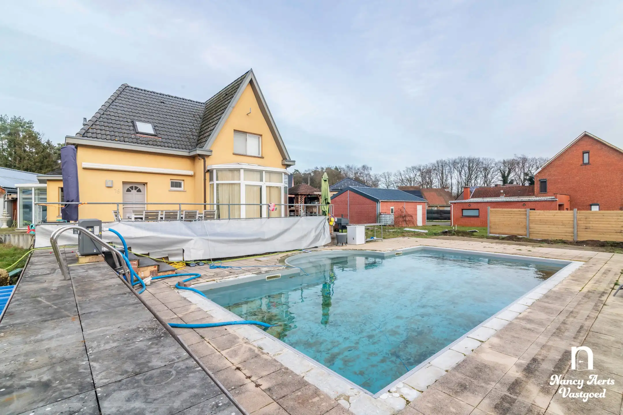 Veelzijdige woning met royale ruimtes en zwembad foto 25