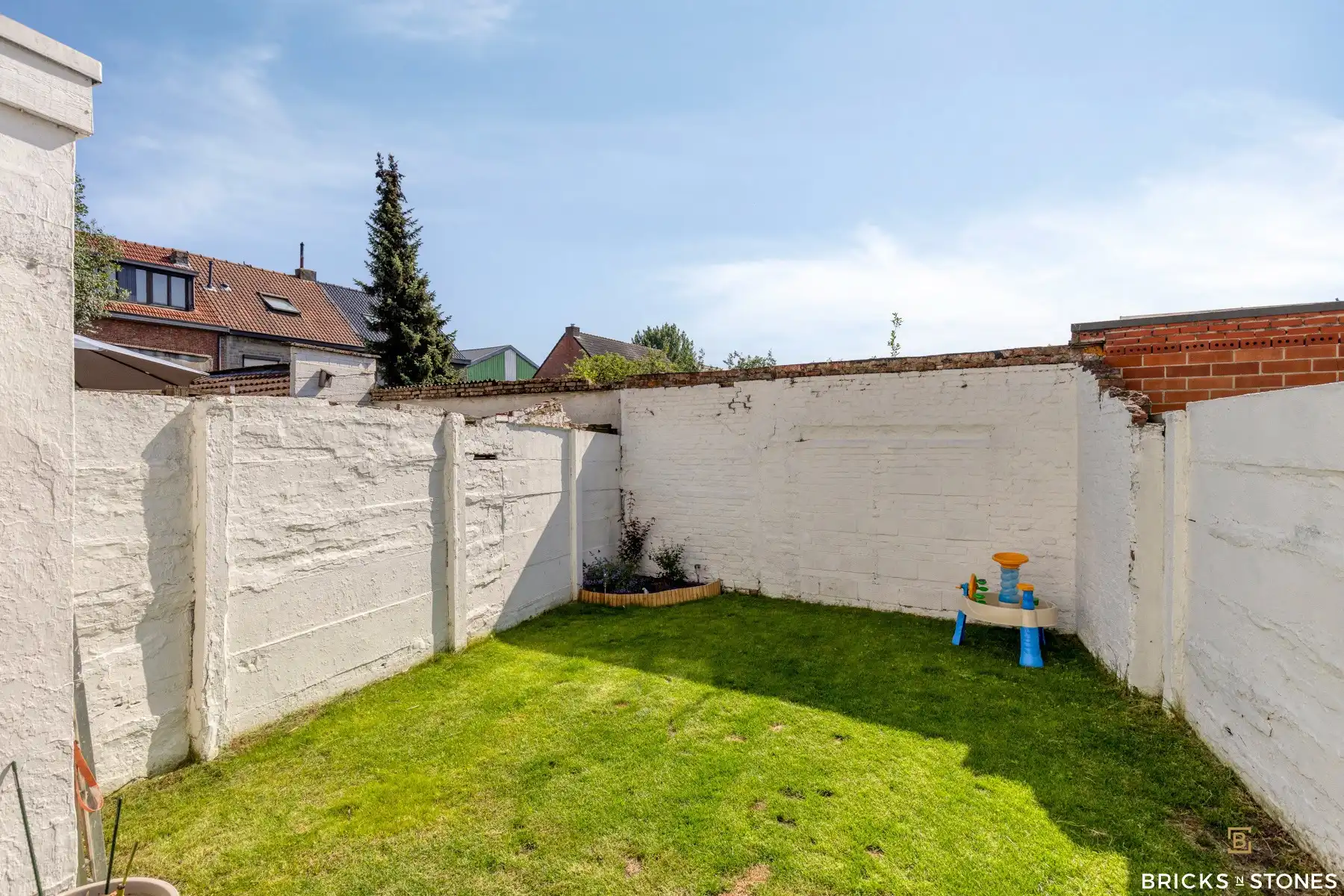 Leuke instapklare woning met 4 slpkms en tuin foto 9