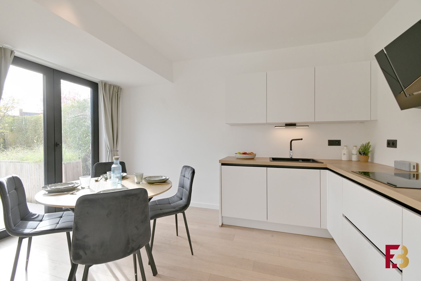 Gelijkvloersappartement met tuin en twee garages in hartje Zwijnaarde foto 7