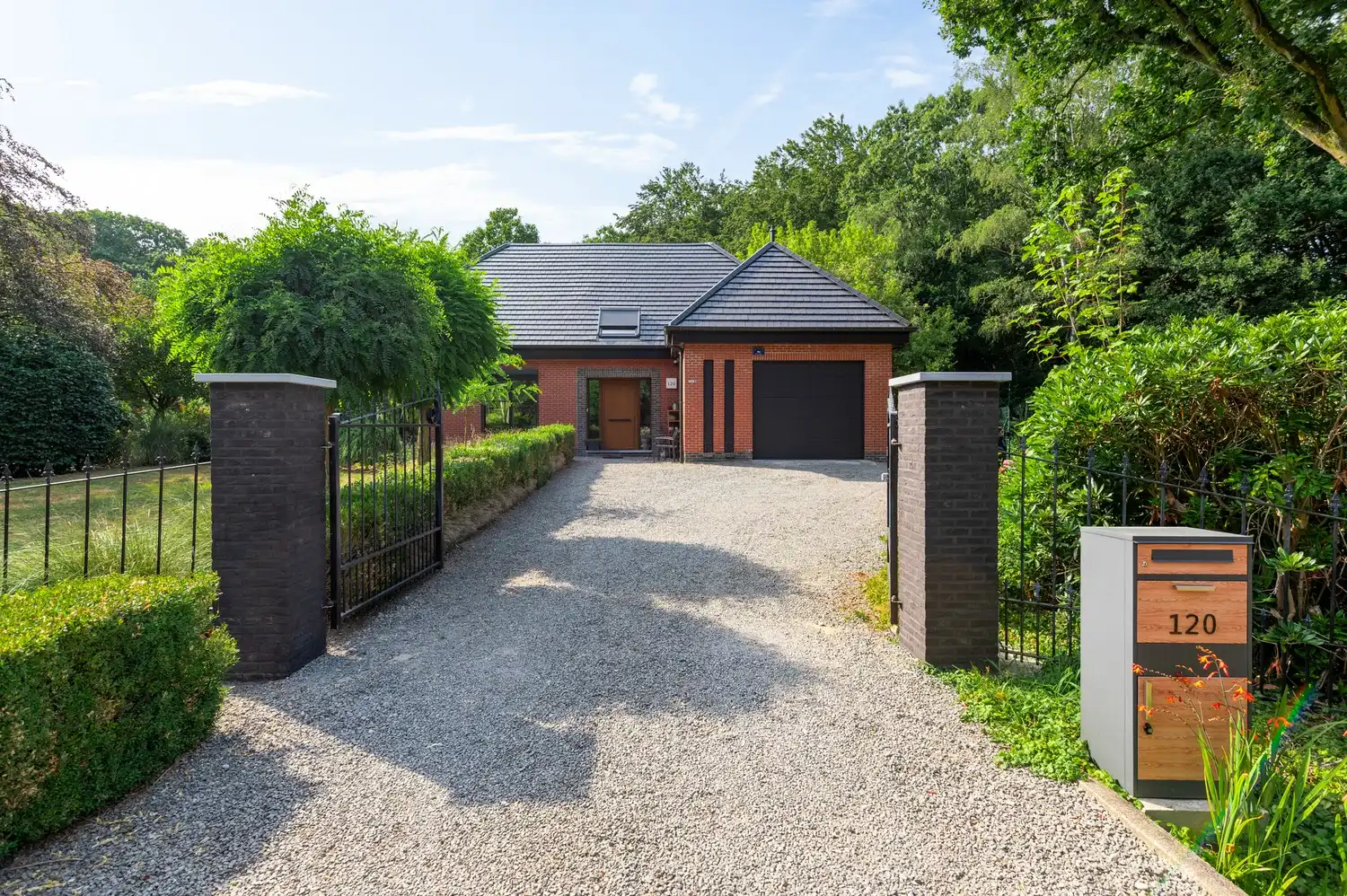 Instapklare, volledig gerenoveerde woning met 3 slaapkamers, bijgebouw en prachtige tuin foto {{pictureIndex}}