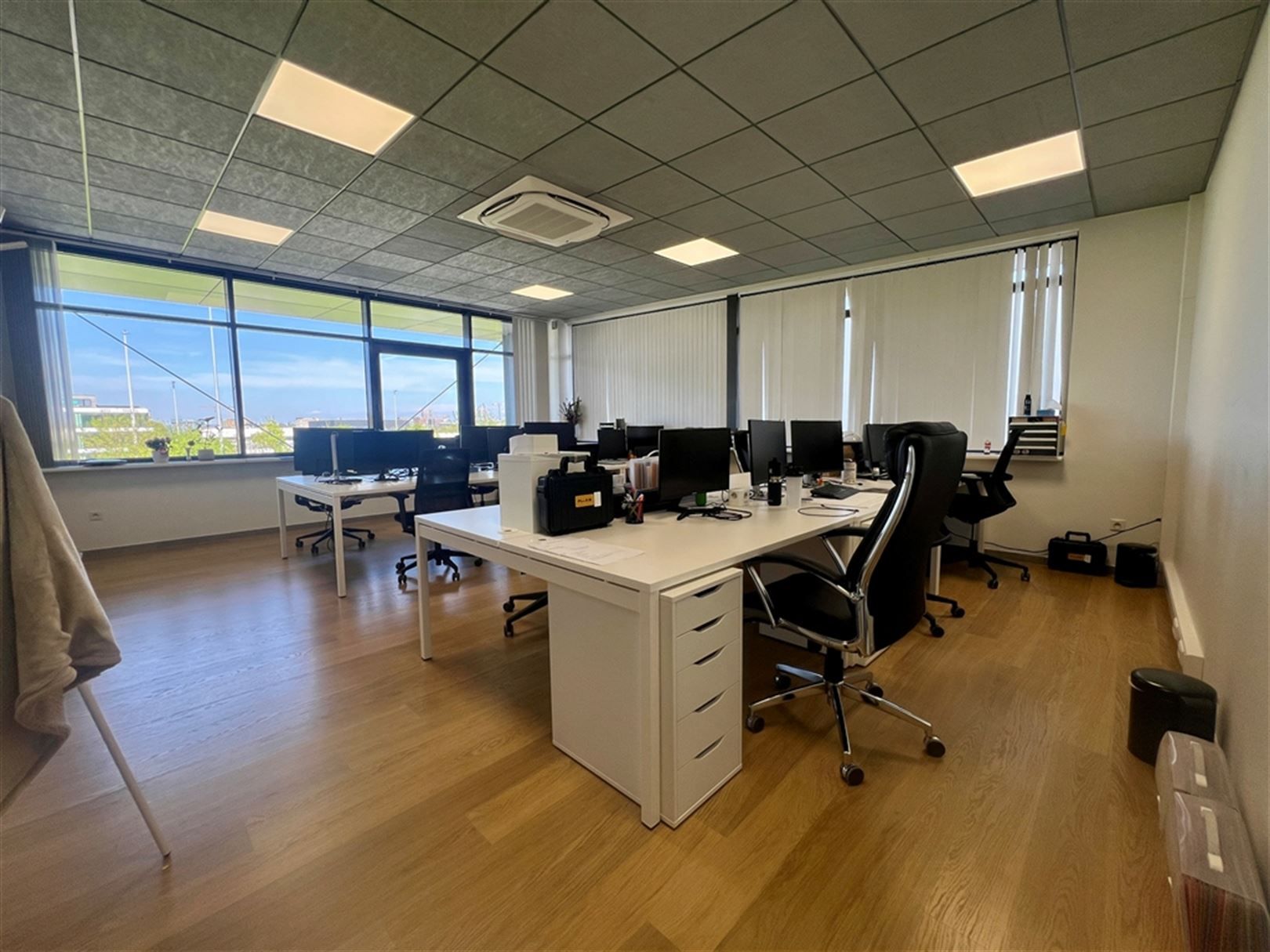 Vlot bereikbare kantoren aan op-en afrit van de E40 foto 9