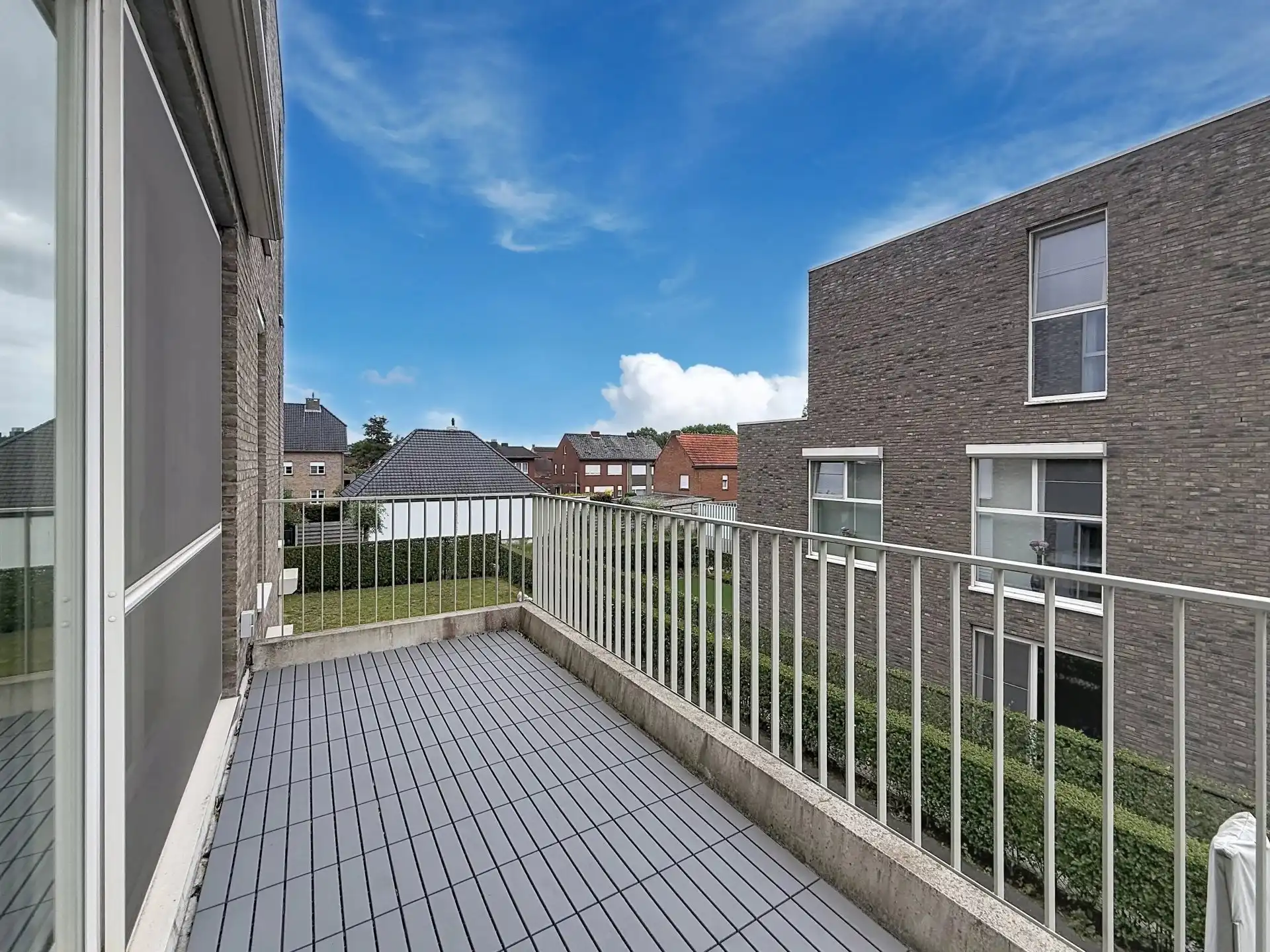 Modern appartement met 2 slaapkamers, terras en 2 ondergrondse staanplaatsen. foto 15