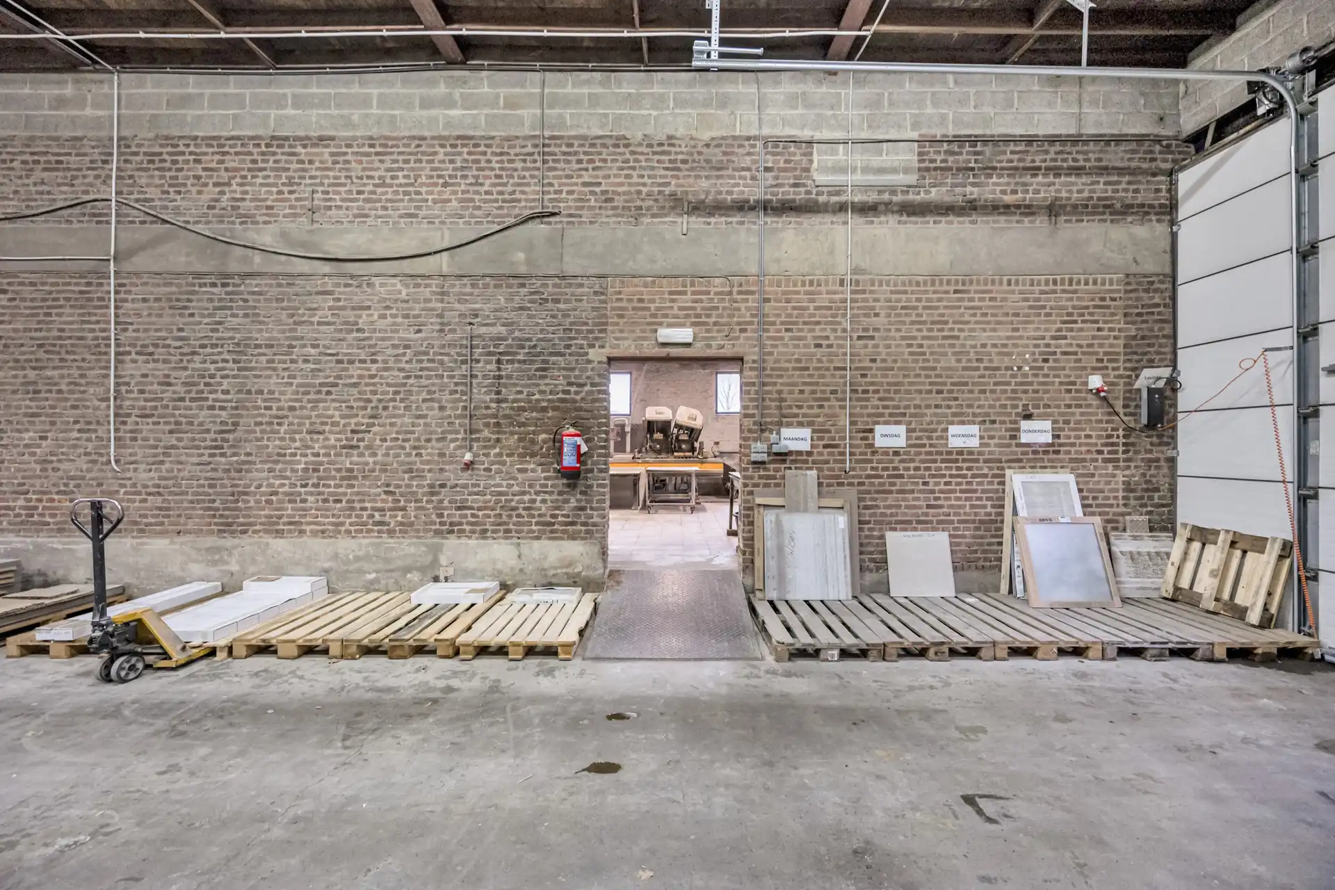 WERKPLAATS MET LOODS EN KANTOOR TE BILZEN. foto 10