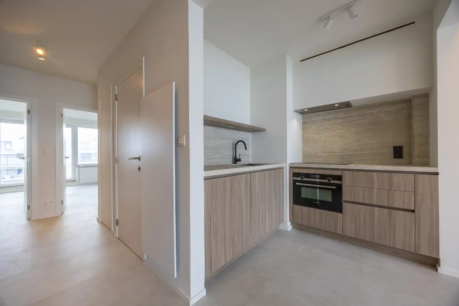 Gerenoveerd 2-slaapkamerappartement met frontaal zeezicht foto 13