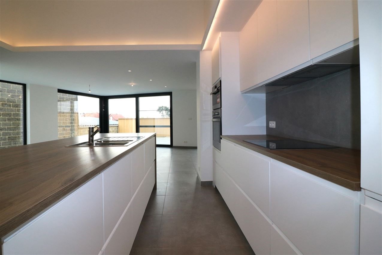 Architecturaal plaatje met 4 slpk., garage en riant terras foto 13