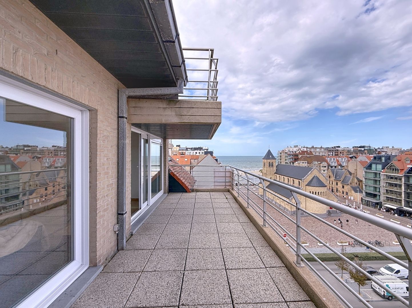 Ruim twee-slaapkamerappartement met uitzicht op zee en de Sint-Bernarduskerk foto {{pictureIndex}}