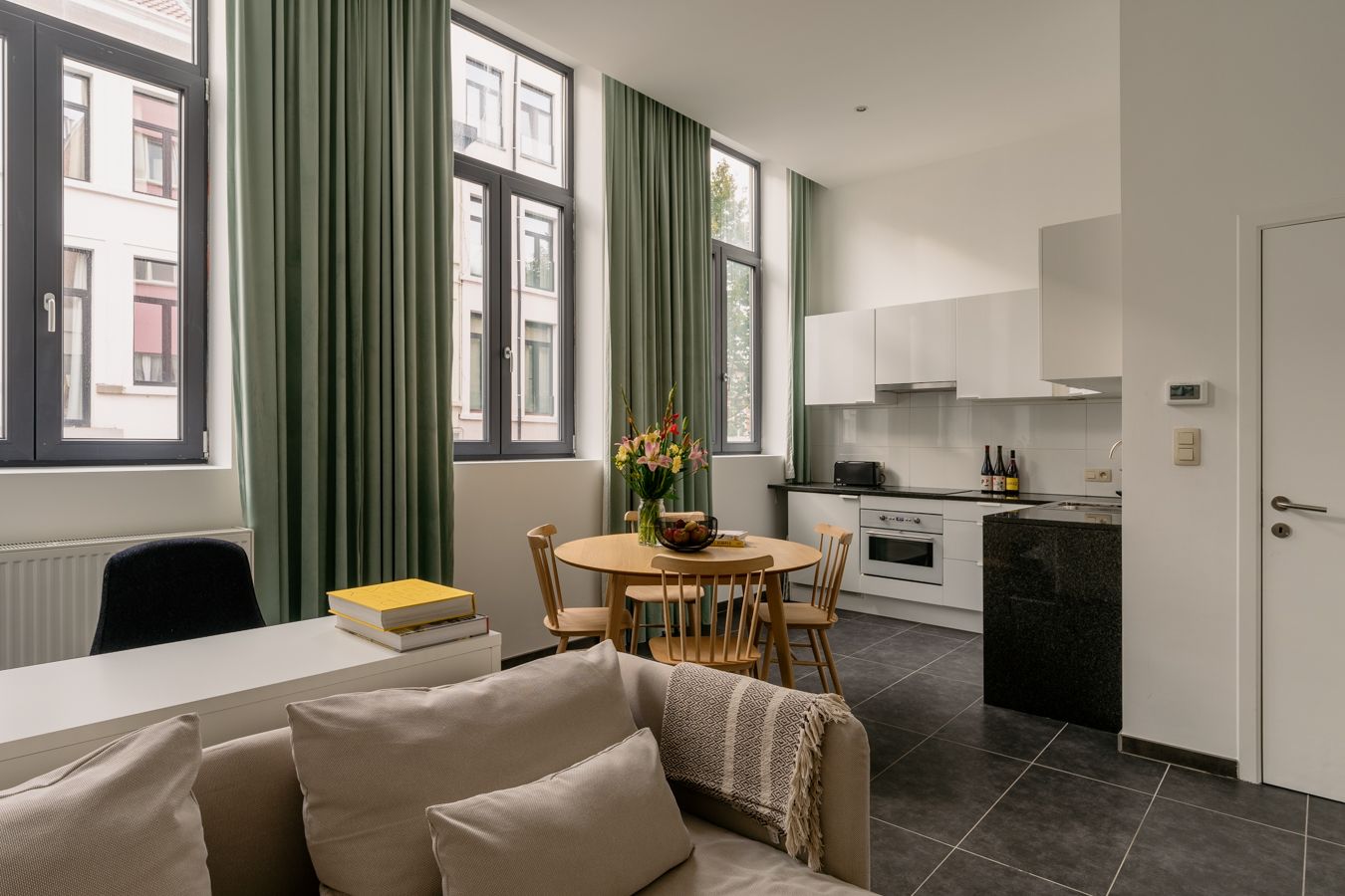 Gemeubelde studio met eigen voordeur aan het schattige minipark Vinkenhof foto 3