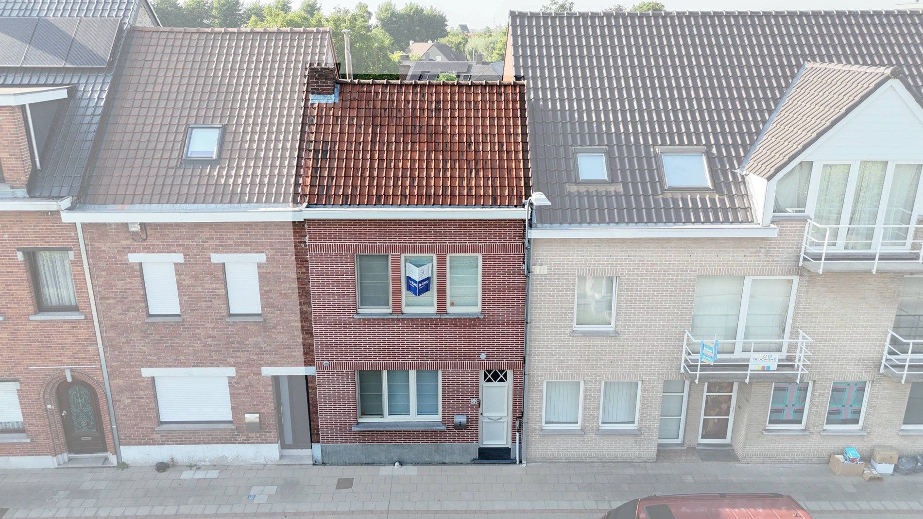 Instapklare woning met grote garage en uitweg in Harelbeke! foto {{pictureIndex}}