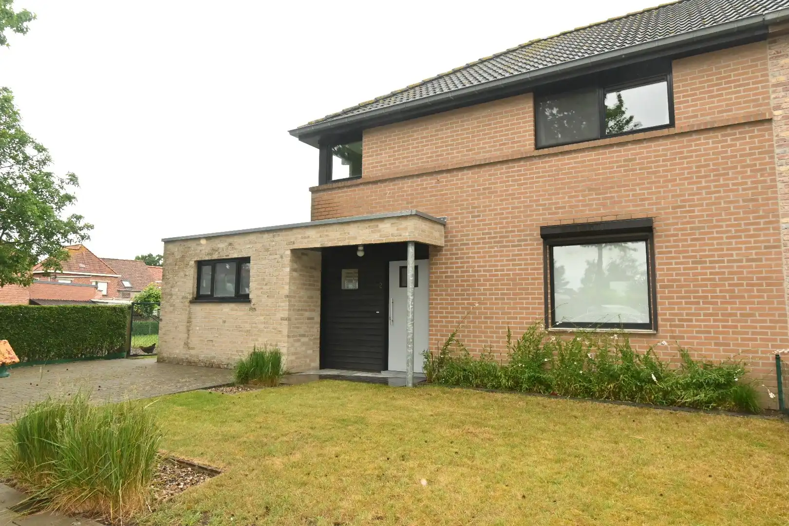 Ruime halfopen woning met parkeerplaats en tuin  foto 3