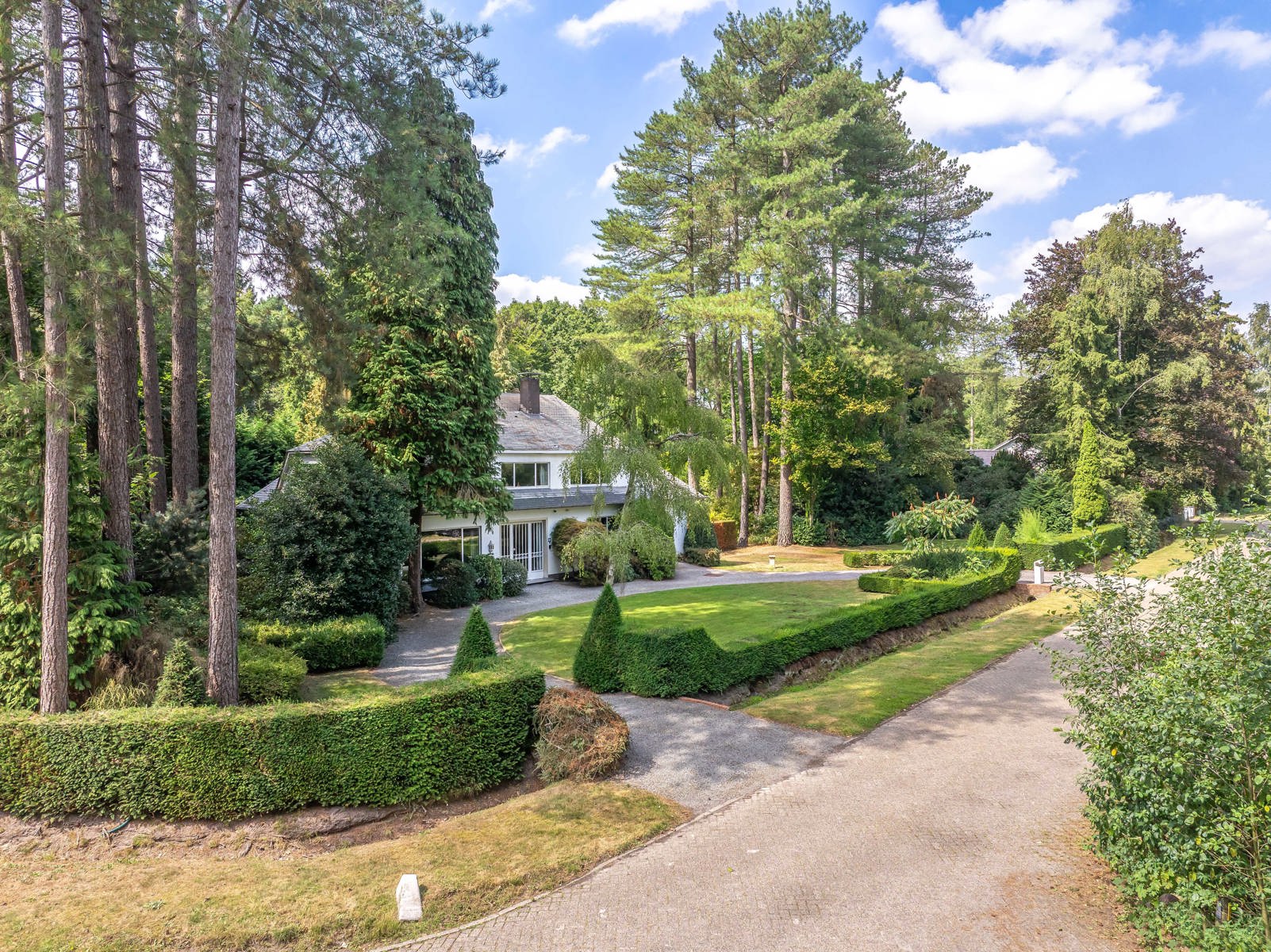 Te renoveren villa met veel potentieel foto 18