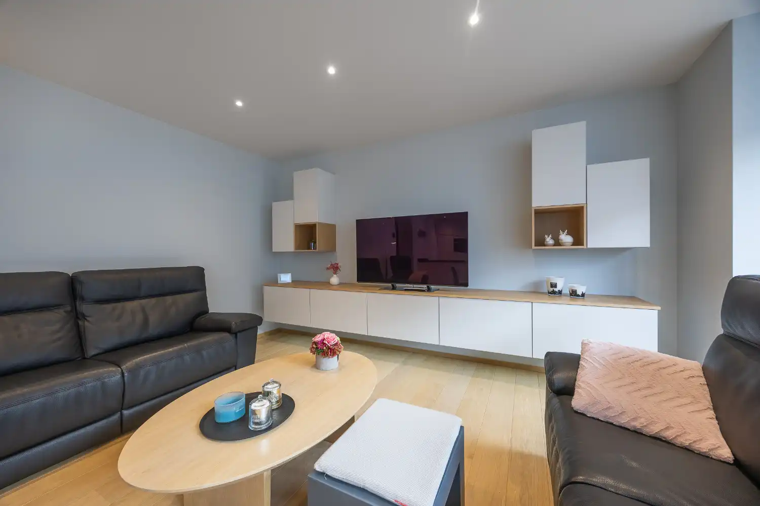 Gerenoveerd 2-slaapkamer appartement met inpandige garage in hartje Oostende foto 7