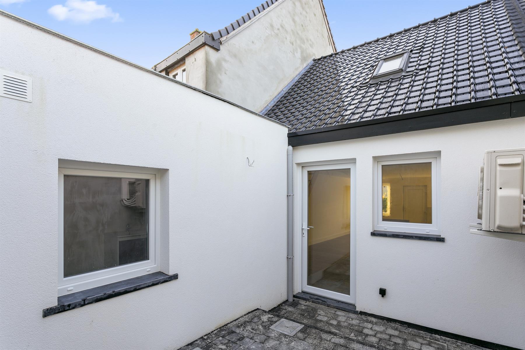 Totaal gerenoveerde woning met koer en voortuin. foto 13